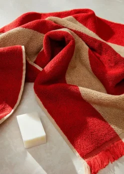 Alee Hand Towel, light camel/red fra Ferm Living