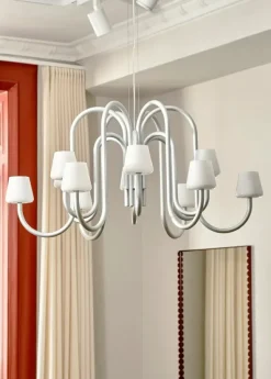 Apollo Chandelier 1065, hvid opalglas fra Hay