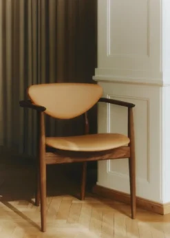 109 Armchair, eg klar olie af Finn Juhl