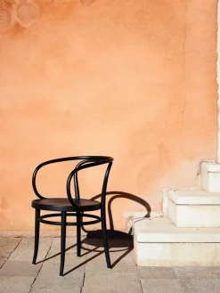 209 Armstol, sort fra Thonet