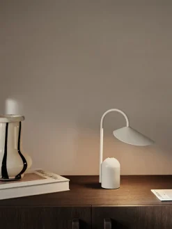 Arum Portable Bordlampe fra Ferm Living