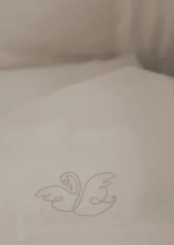 Baby Sengetøj Svane - Clay fra We Are Bitte