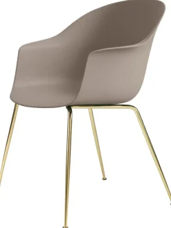Bat spisebordsstol, conic base fra GUBI