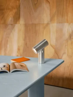 Beam Portable bordlampe fra Muuto
