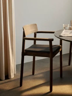 Betty TK11 Spisebordsstol, eg/cognac læder fra &Tradition