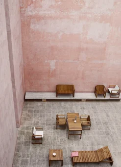 BK11 udendørs loungestol, olieret teak inkl. charcoal hynde fra Carl Hansen & Søn