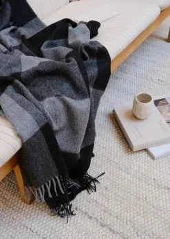 Caracas Plaid, black fra Silkeborg Uldspinderi
