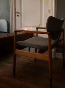 48 Chair, eg olie/valnød af Finn Juhl