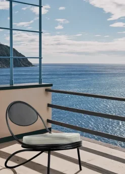 Copacabana Lounge Chair, black semi matt fra GUBI