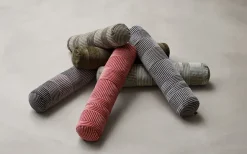 Crest Pyjamas Pillow, Ø15x74 fra Eilersen