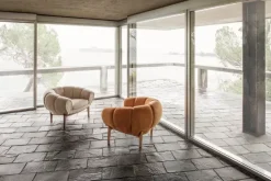 Croissant Lounge Chair, leather fra GUBI