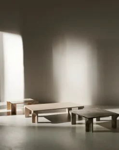 Doric Coffee Table 140 x 80 cm, Neutral White Travertine fra GUBI