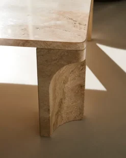 Doric Coffee Table 140 x 80 cm, Neutral White Travertine fra GUBI