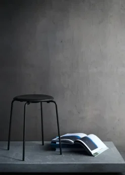 Dot skammel, sort af Arne Jacobsen