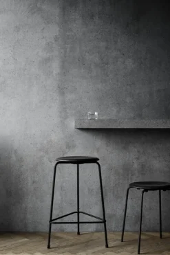 Dot skammel, sort af Arne Jacobsen