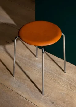Dot skammel, valnød af Arne Jacobsen