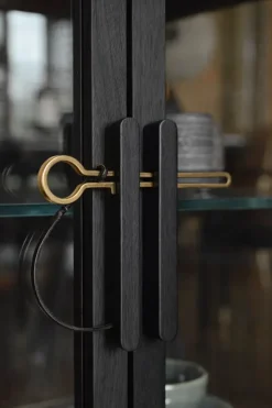 Dowry II kabinet, onyx eg, frosted glass fra Stellar Works