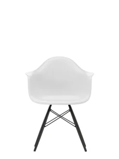 Eames Plastic Armchair DAW, sortlakeret ahorntræ fra Vitra