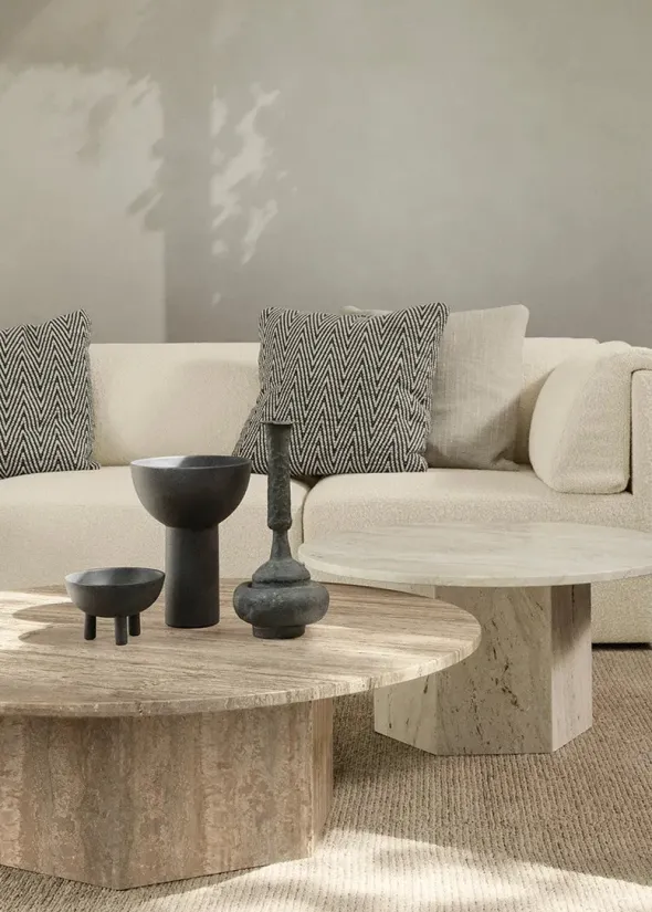 Epic Coffee Table Ø110 cm, travertine fra GUBI