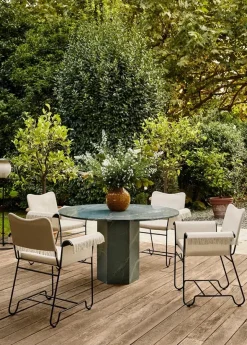 Epic Outdoor Dining Table, round fra GUBI