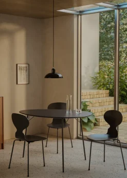 FH3603 Æggebordet, Special Edition i sort ask, sort stel af Arne Jacobsen