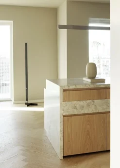 F Model gulvlampe fra Anour