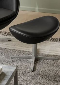 3127 Fodskammel til Ægget af Arne Jacobsen læder