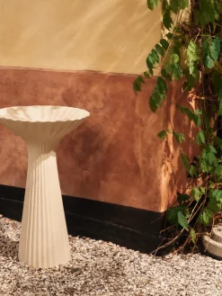 Fountain Pedestal Bowl, Ivory fra Ferm Living