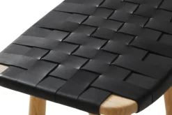 Freja barstol, eg, Leather Stripe Saddle Black fra Stellar Works
