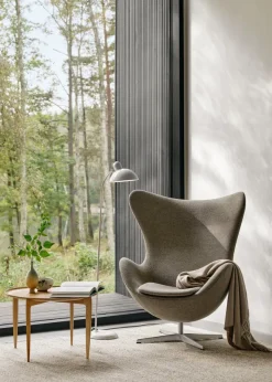 3316 Ægget loungestol, stel i børstet aluminium af Arne Jacobsen