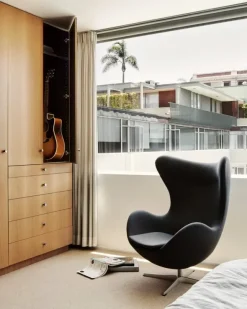 3316 Ægget loungestol, stel i børstet aluminium af Arne Jacobsen