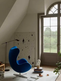 3316 Ægget loungestol, stel i børstet aluminium af Arne Jacobsen