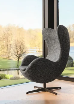 3316 Ægget loungestol, stel i sort af Arne Jacobsen