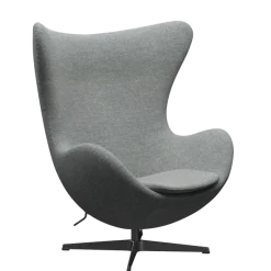 3316 Ægget loungestol, stel i sort af Arne Jacobsen