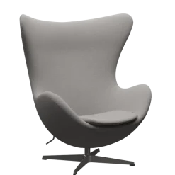3316 Ægget loungestol, stel i warm graphite af Arne Jacobsen