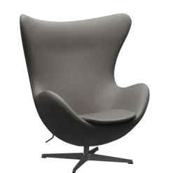 3316 Ægget loungestol, stel i warm graphite af Arne Jacobsen