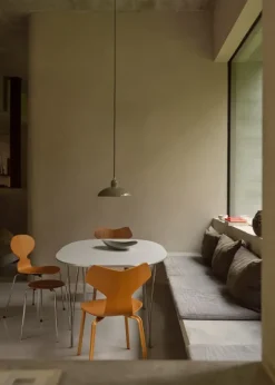 4130 Grand Prix med træben af Arne Jacobsen