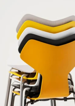 3130 Grand Prix stol i farvet ask af Arne Jacobsen
