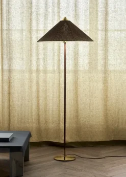 9602 Gulvlampe i Bambus fra GUBI