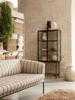 Haze vitrineskab, reeded glass fra Ferm Living