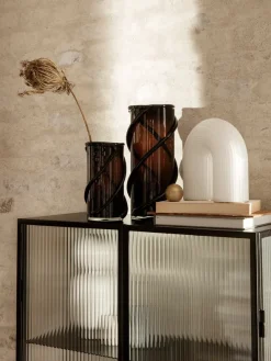 Haze vitrineskab, reeded glass fra Ferm Living