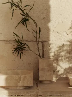 Hew vase, travertin fra Ferm Living