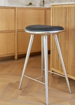 High Stool, aluminium, sort Ultra læder, 69 cm lav barstol fra Mater