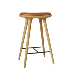 High Stool, olieret egetræ, Nuance Walnut læder, 69 cm, lav barstol fra Mater