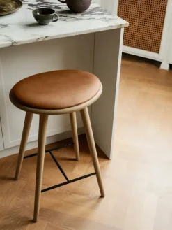 High Stool, olieret egetræ, Nuance Walnut læder, 69 cm, lav barstol fra Mater