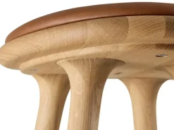 High Stool, olieret egetræ, Nuance Walnut læder, 69 cm, lav barstol fra Mater