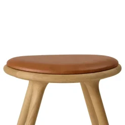 High Stool, olieret egetræ, Nuance Walnut læder, 69 cm, lav barstol fra Mater