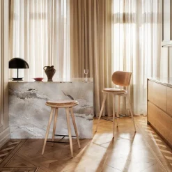 High Stool, sæbebehandlet eg, Pista Sand læder, 69 cm, lav barstol fra Mater