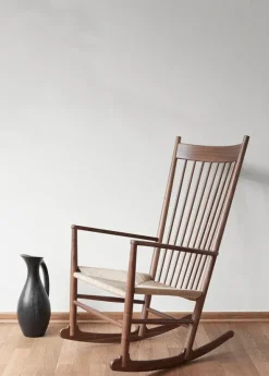 J16 Gyngestol, valnød af Hans J. Wegner