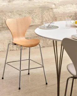 3177 Junior højstol af Arne Jacobsen